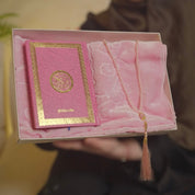 طقم الفاخر – مصحف + سجادة صلاة مخمل + سبحة (ألوان متعددة)