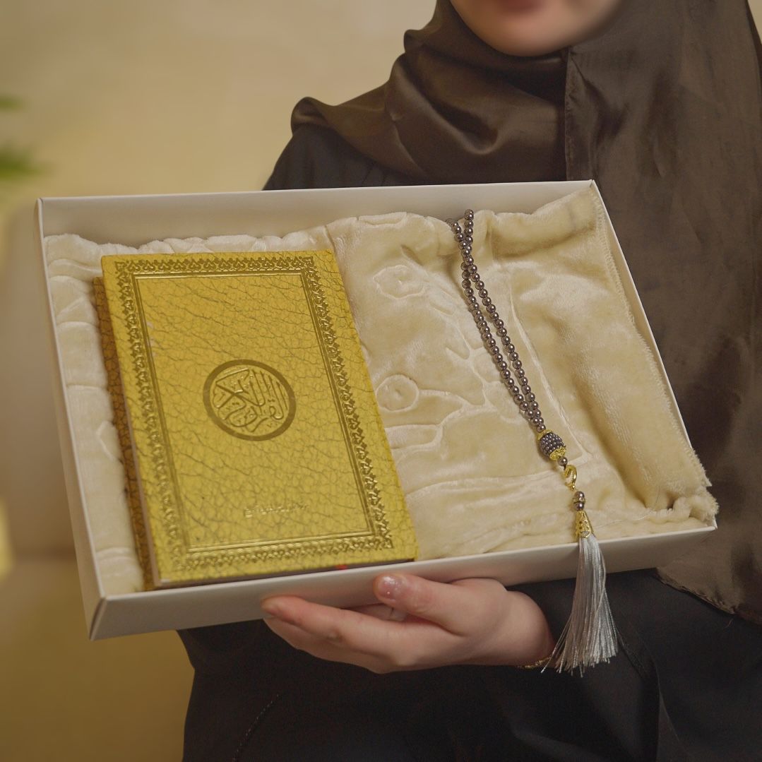 طقم الفاخر – مصحف + سجادة صلاة مخمل + سبحة (ألوان متعددة)