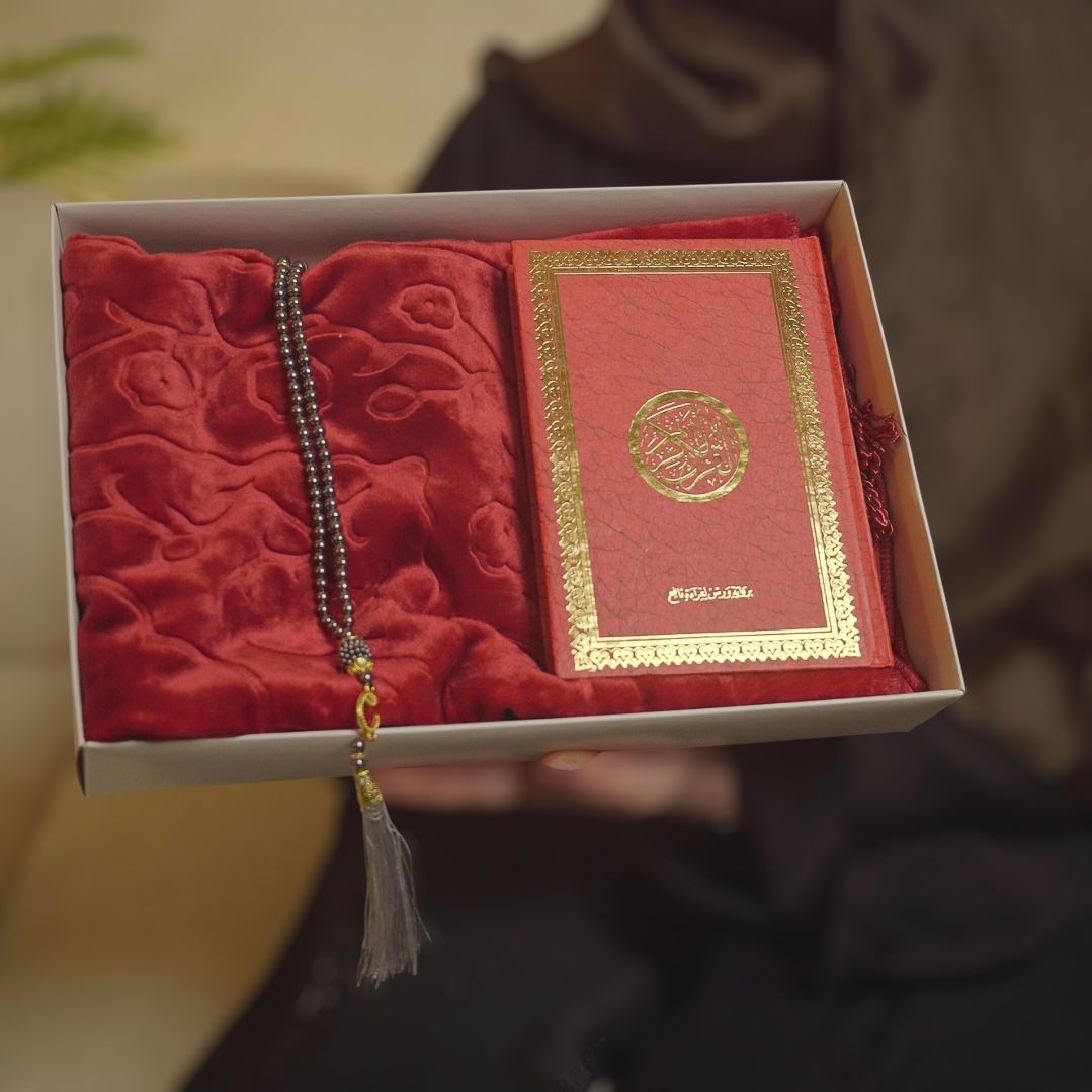طقم الفاخر – مصحف + سجادة صلاة مخمل + سبحة (ألوان متعددة)