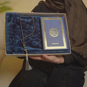 طقم الفاخر – مصحف + سجادة صلاة مخمل + سبحة (ألوان متعددة)