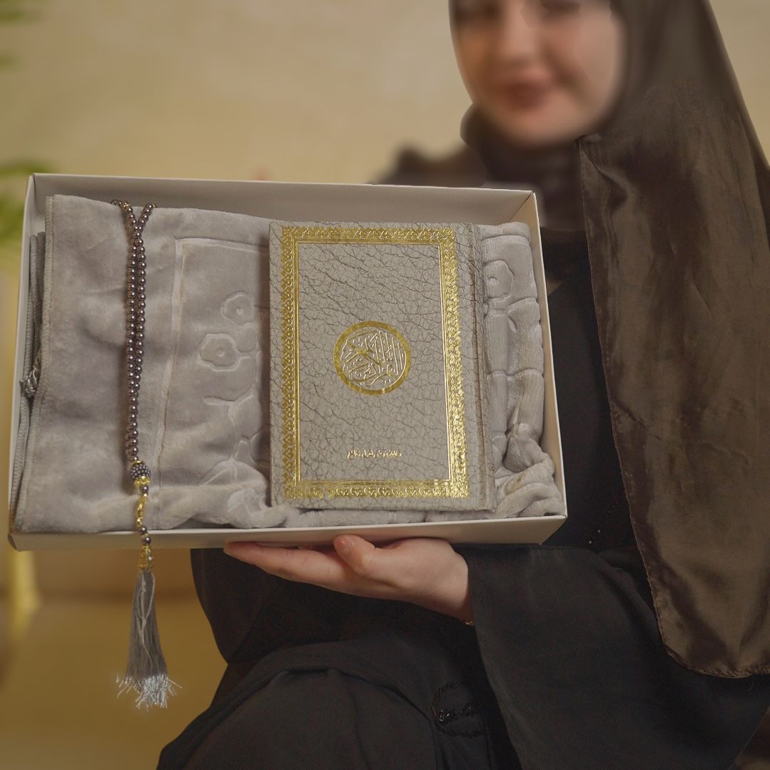 طقم الفاخر – مصحف + سجادة صلاة مخمل + سبحة (ألوان متعددة)